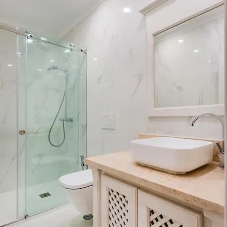 2br At Chiado Historical Heart 리스본